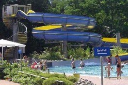 Camping bij groot verwarmd zwembad